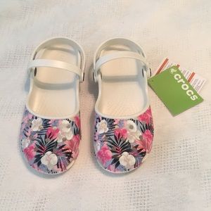 crocs karin graphic clog